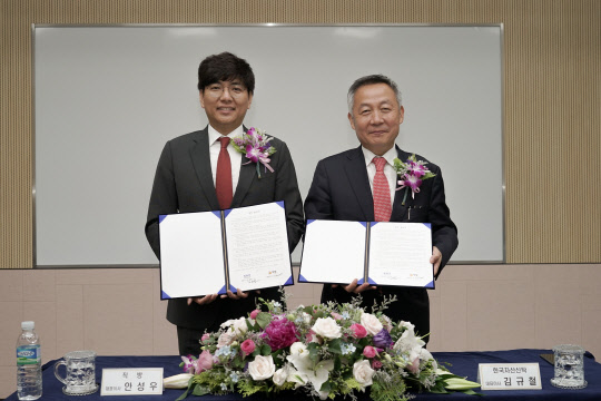 한국자산신탁 김규철 대표(오른쪽)와 직방 안성우 대표가 4일 분양 및 입주 활성화를 위한 업무협약을 체결했다. <직방 제공>